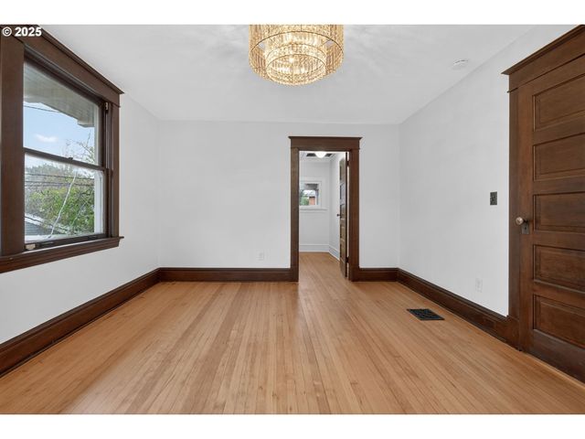 1836 Se LOCUST Ave, Portland, OR 97214