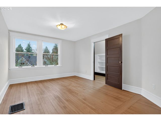 1836 Se LOCUST Ave, Portland, OR 97214