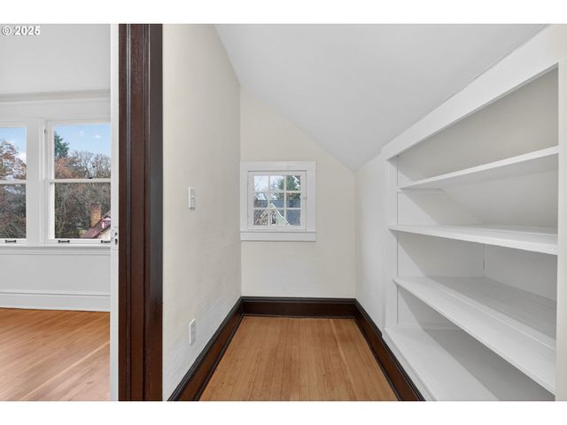 1836 Se LOCUST Ave, Portland, OR 97214