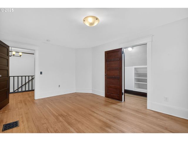 1836 Se LOCUST Ave, Portland, OR 97214