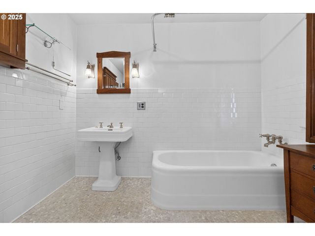 1836 Se LOCUST Ave, Portland, OR 97214