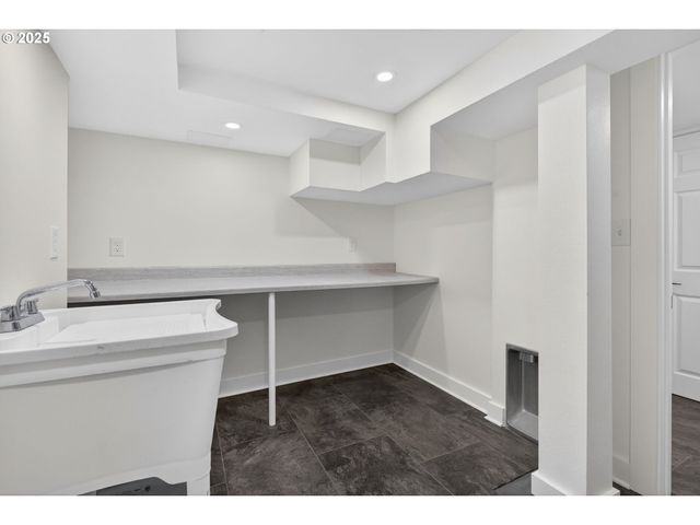 1836 Se LOCUST Ave, Portland, OR 97214