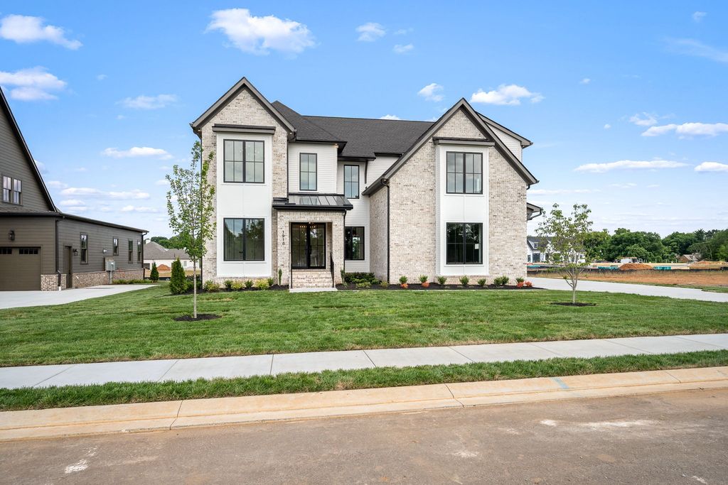 1918 Gene Dixon Dr, Murfreesboro, TN 37129