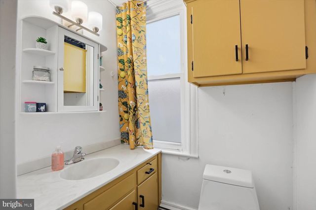 133 W HIGH ST, Manheim, PA 17545