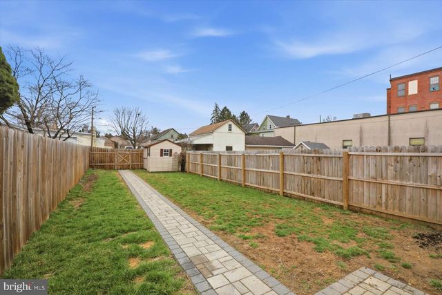 133 W HIGH ST, Manheim, PA 17545