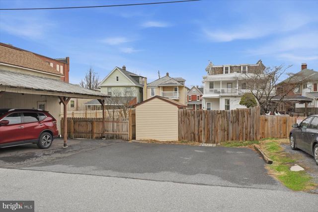 133 W HIGH ST, Manheim, PA 17545