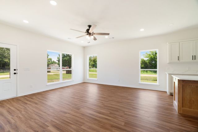 705 Daniel Street, Blossom, TX 75416