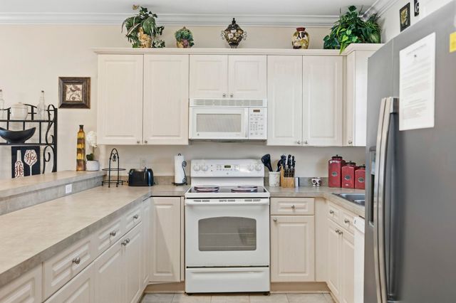 4895 Luster Leaf Cir Apt 204, Myrtle Beach, SC 29577