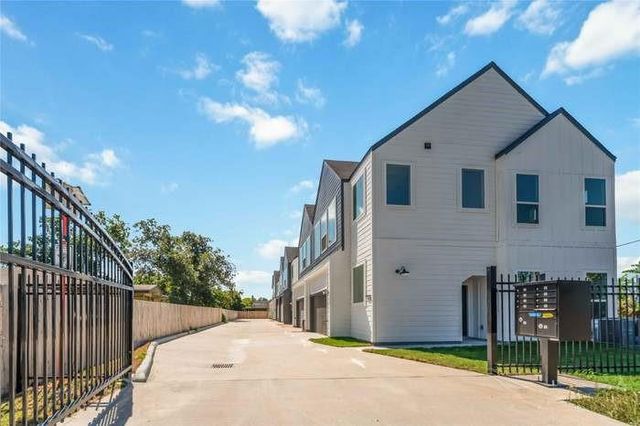 4710 Mallow Street B, Houston, TX 77033