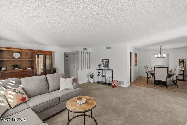 735 S La Huerta, Green Valley, AZ 85614