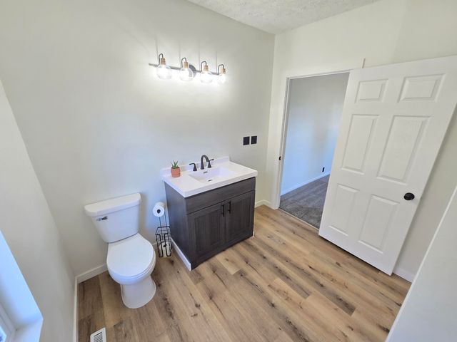 1433 N 8TH Street, Council Bluffs, IA 51503