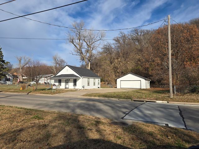 1433 N 8TH Street, Council Bluffs, IA 51503