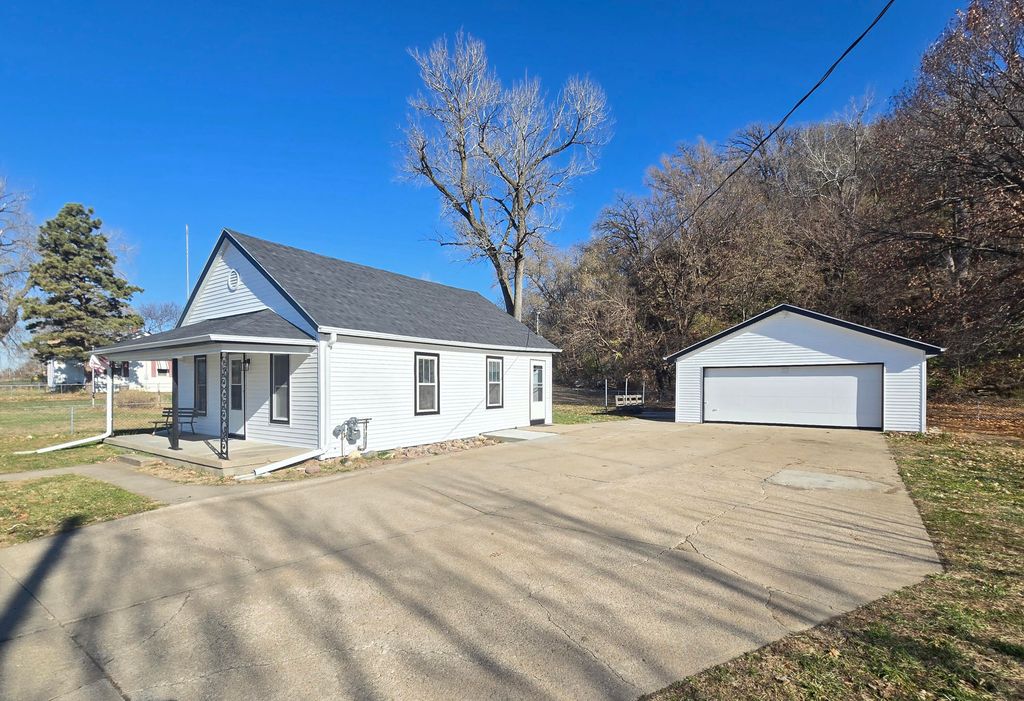 1433 N 8TH Street, Council Bluffs, IA 51503