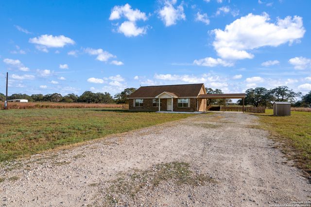 118 Stallion Trl, Natalia, TX 78059