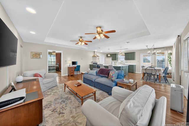 118 Stallion Trl, Natalia, TX 78059