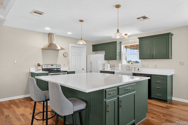 118 Stallion Trl, Natalia, TX 78059