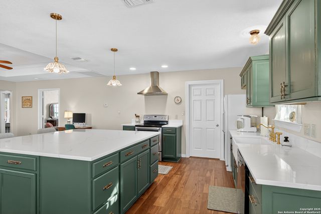 118 Stallion Trl, Natalia, TX 78059