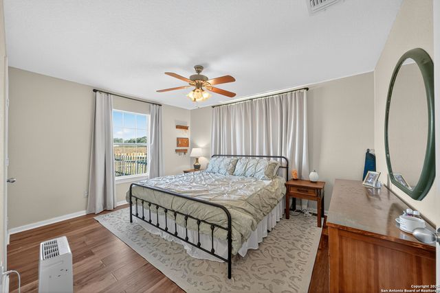 118 Stallion Trl, Natalia, TX 78059