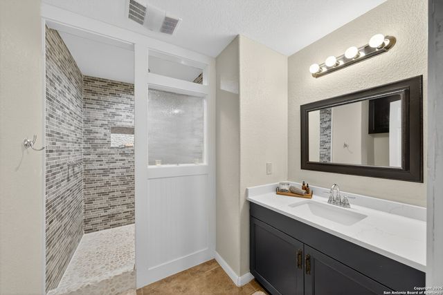 118 Stallion Trl, Natalia, TX 78059