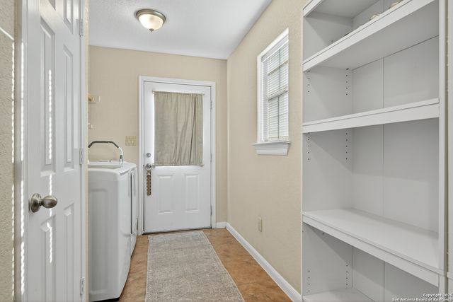 118 Stallion Trl, Natalia, TX 78059