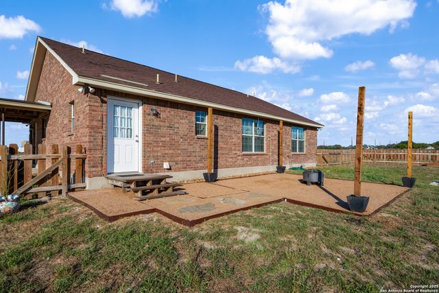 118 Stallion Trl, Natalia, TX 78059