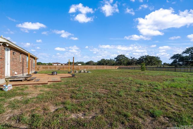 118 Stallion Trl, Natalia, TX 78059