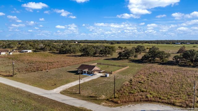 118 Stallion Trl, Natalia, TX 78059