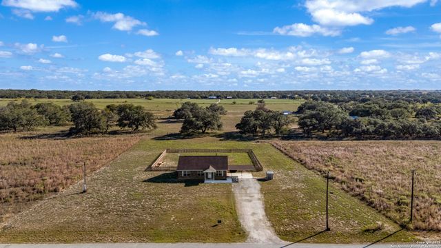 118 Stallion Trl, Natalia, TX 78059