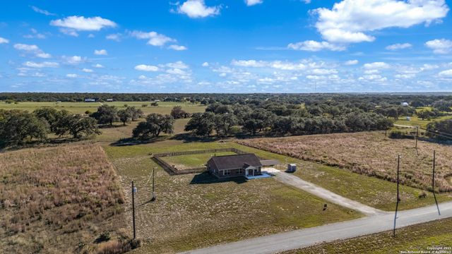 118 Stallion Trl, Natalia, TX 78059