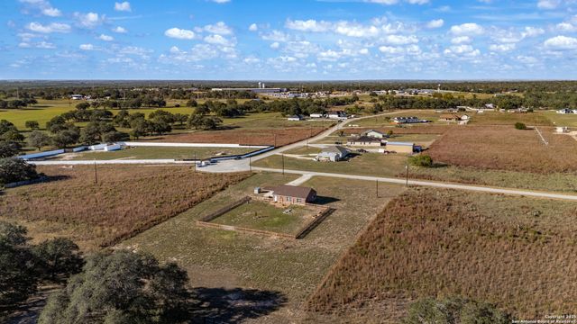 118 Stallion Trl, Natalia, TX 78059