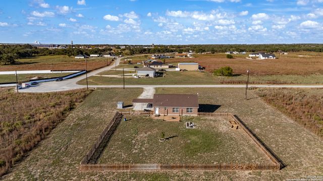 118 Stallion Trl, Natalia, TX 78059