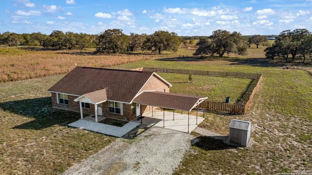 118 Stallion Trl, Natalia, TX 78059