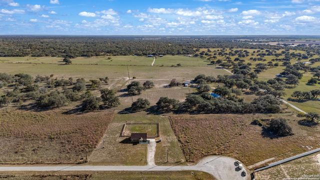 118 Stallion Trl, Natalia, TX 78059