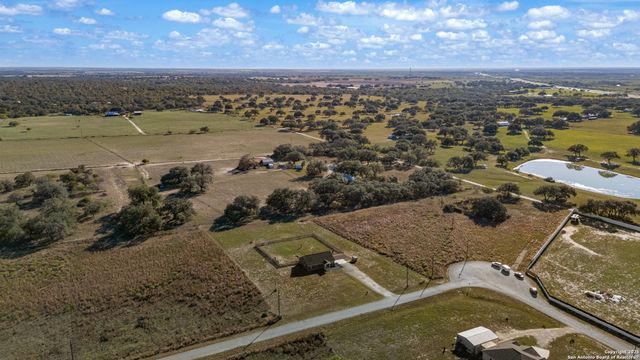 118 Stallion Trl, Natalia, TX 78059