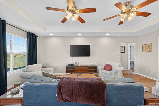 118 Stallion Trl, Natalia, TX 78059