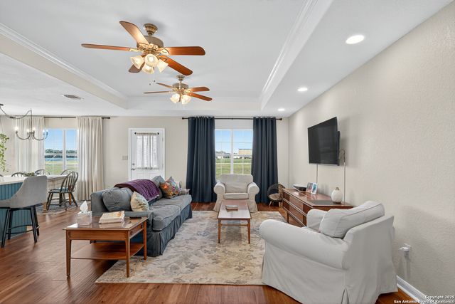 118 Stallion Trl, Natalia, TX 78059