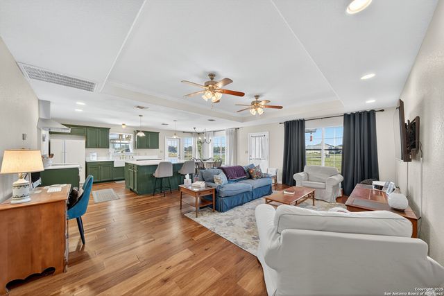 118 Stallion Trl, Natalia, TX 78059