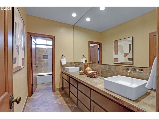12125 Nw BLACKHAWK Dr, Portland, OR 97229