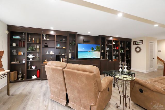 131 Shoreline Dr, Gulf Breeze, FL 32561