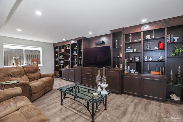 131 Shoreline Dr, Gulf Breeze, FL 32561