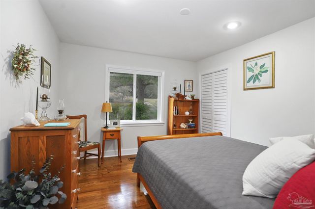 131 Shoreline Dr, Gulf Breeze, FL 32561