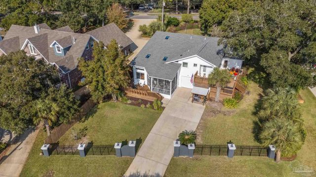 131 Shoreline Dr, Gulf Breeze, FL 32561