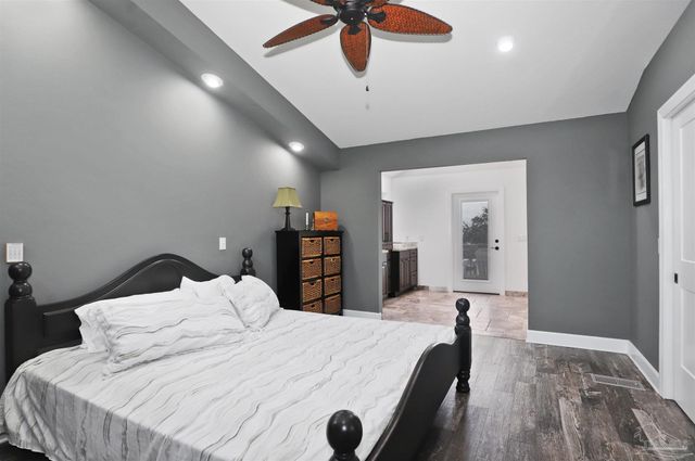 131 Shoreline Dr, Gulf Breeze, FL 32561