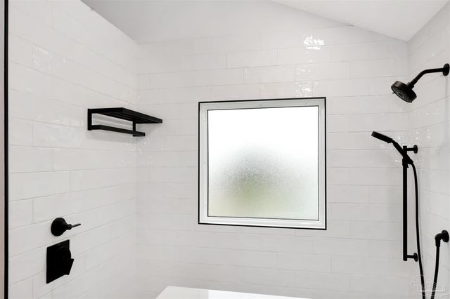 131 Shoreline Dr, Gulf Breeze, FL 32561