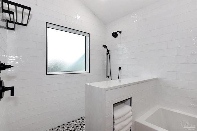 131 Shoreline Dr, Gulf Breeze, FL 32561