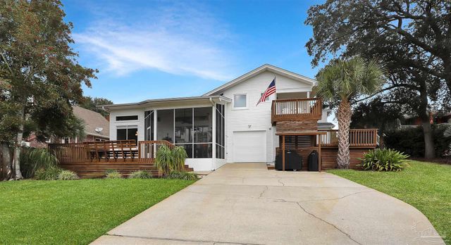 131 Shoreline Dr, Gulf Breeze, FL 32561