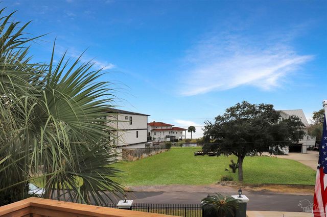 131 Shoreline Dr, Gulf Breeze, FL 32561