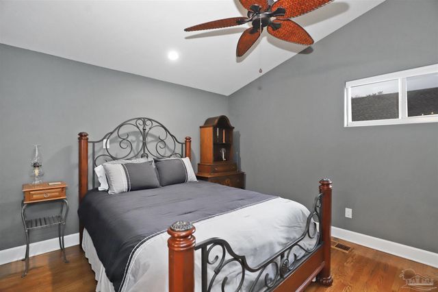 131 Shoreline Dr, Gulf Breeze, FL 32561