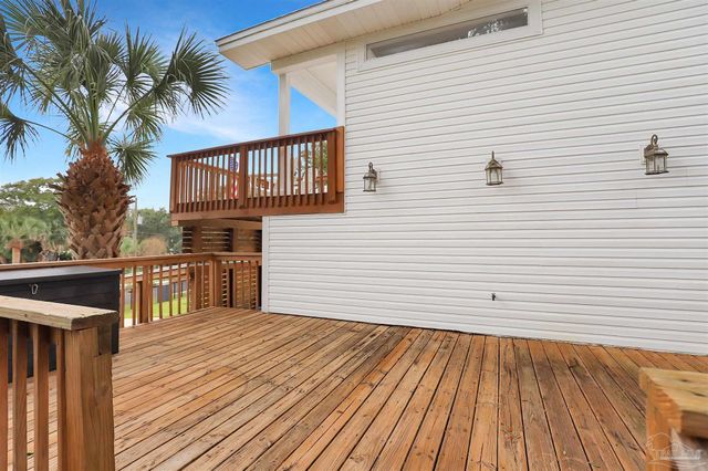 131 Shoreline Dr, Gulf Breeze, FL 32561