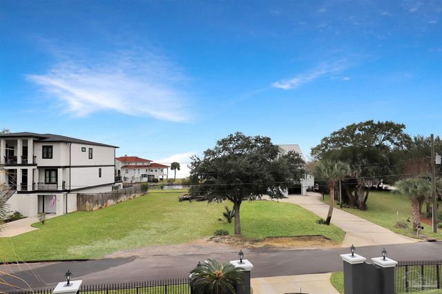 131 Shoreline Dr, Gulf Breeze, FL 32561